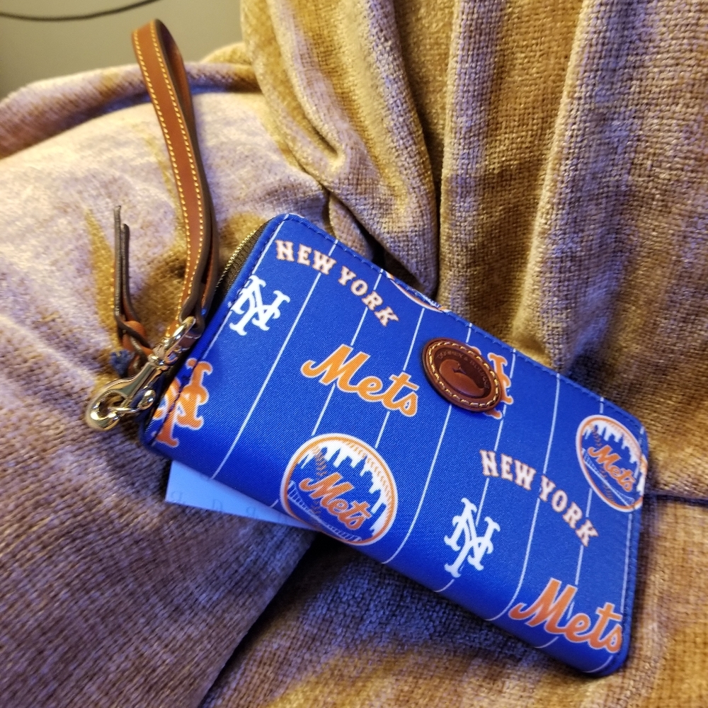 NEW..DOONEY & BOURKE WALLET/SATCHEL.  NEW YORK MET